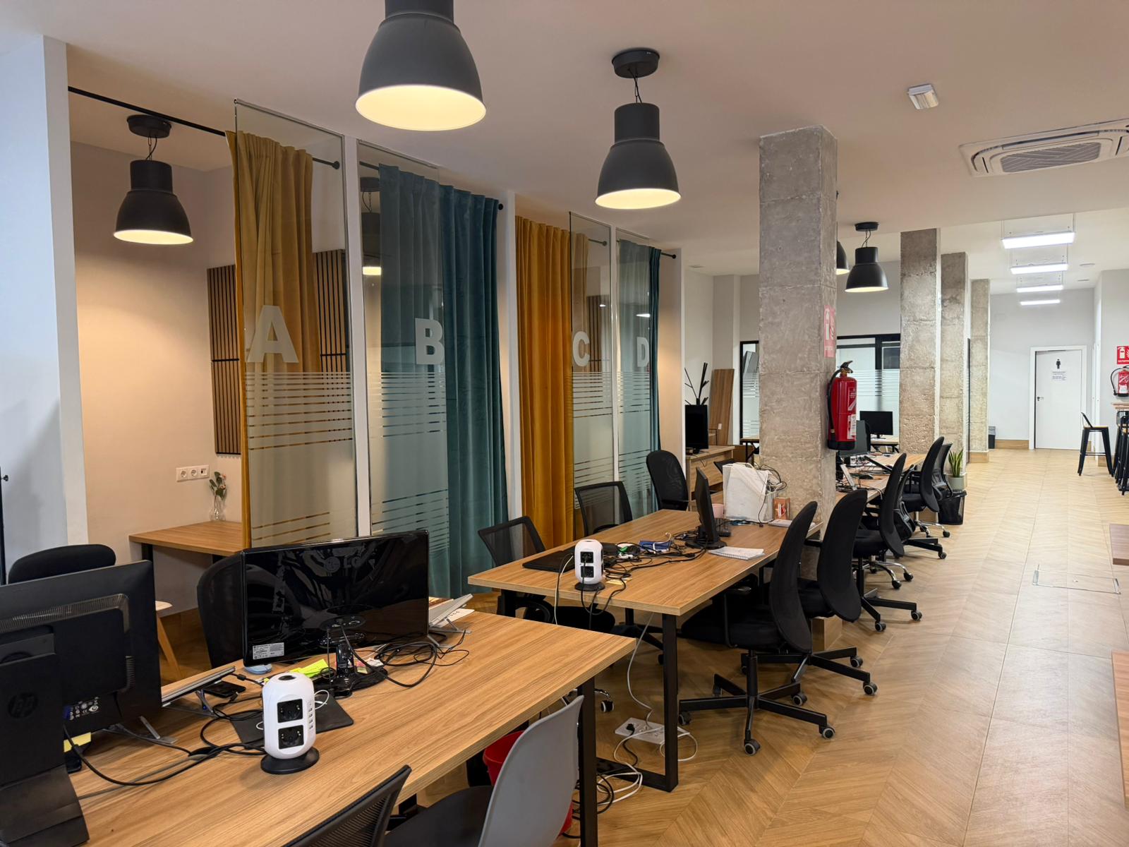 Espacio coworking Just Work con divisorias industriales